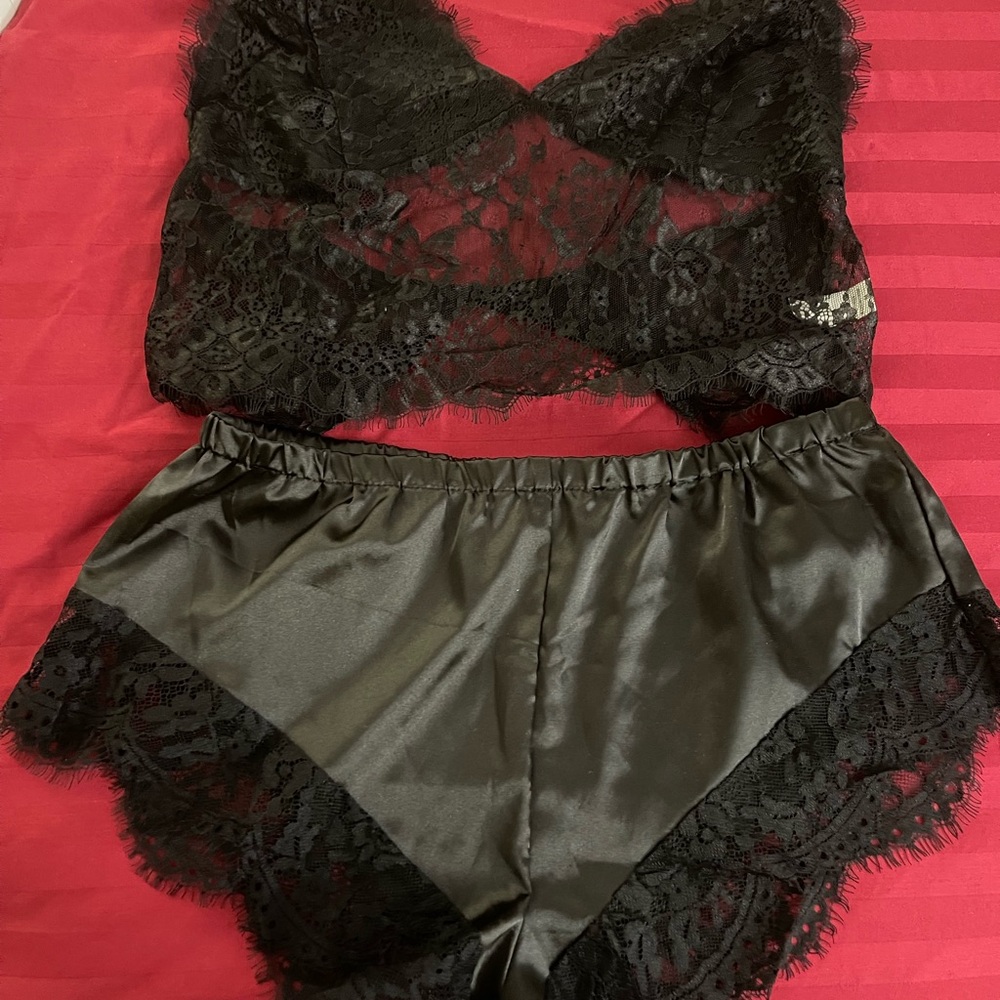 Elegant Black Lace Set for Pyjamas